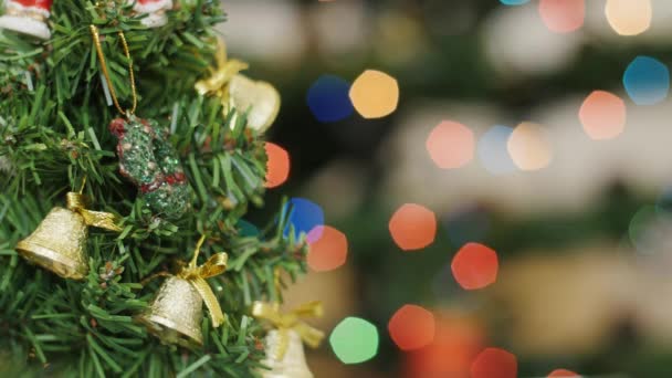 Χριστουγεννιάτικο δέντρο στο φόντο θολή φώτα τη νύχτα - Πλάνα, βίντεο