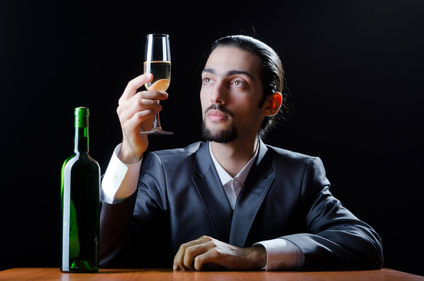 Uomo degustazione vino in bicchiere
 - Foto, immagini