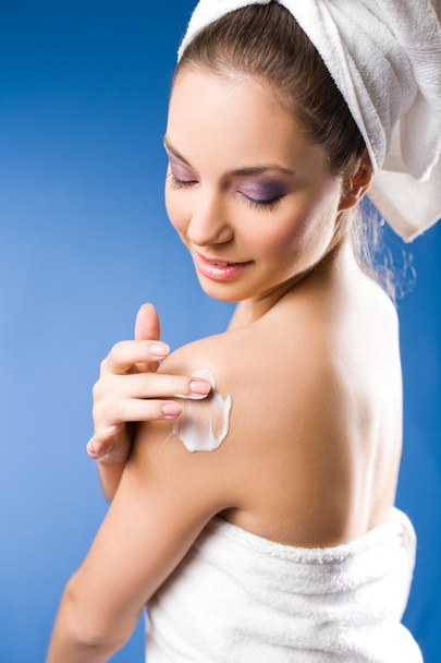 Gorgeous brunette spa woman using moisturizer. - Fotoğraf, Görsel