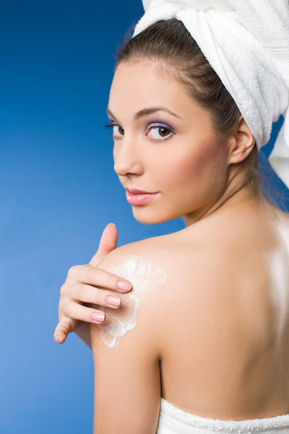 Gorgeous brunette spa woman using moisturizer. - Valokuva, kuva