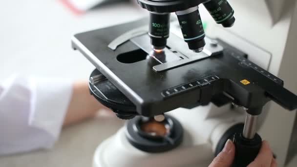 Laboratorium mikrobiologii, pracy z mikroskopem - Materiał filmowy, wideo