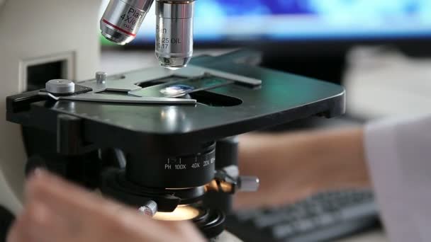 Pracy w laboratorium mikrobiologii z mikroskopem - Materiał filmowy, wideo