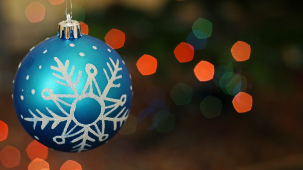 Vánoční modré koule na bokeh světla. Oblast nadpisu - Záběry, video