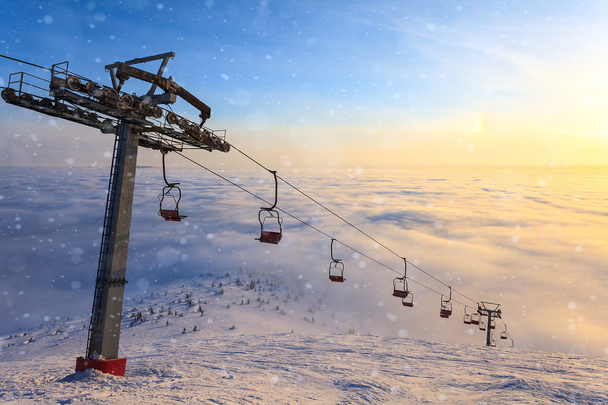Téli napon ski lift - Fotó, kép