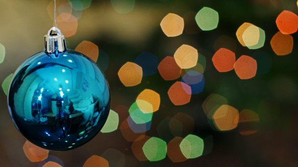 Bola azul de Navidad en las luces bokeh. Ámbito del título
 - Imágenes, Vídeo