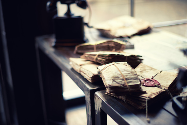 Lettets velhos com cadarços em uma mesa
 - Foto, Imagem