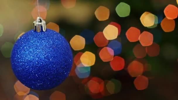 Kerstmis blauwe bal aan bokeh lichten. Titelgebied - Video