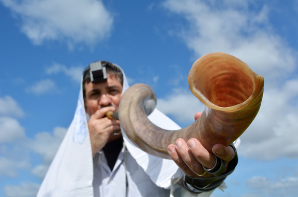 Jewish man blow Shofar  - Foto, Imagen