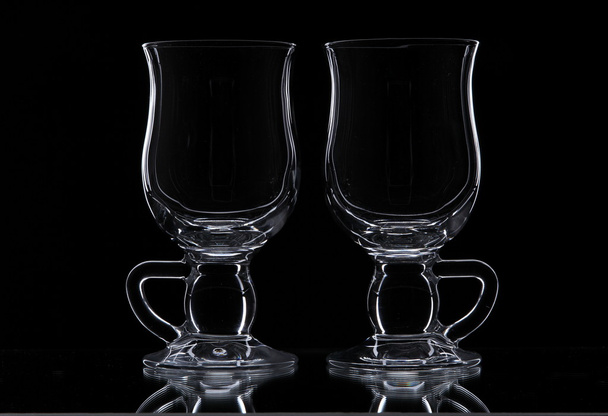 zwei Gläser auf schwarzem Hintergrund - Foto, Bild