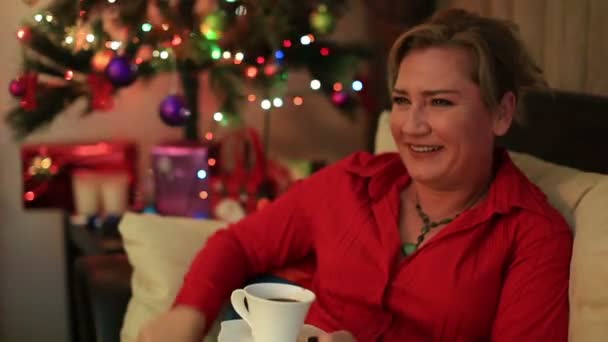 Portrait of a smiling woman near the christmas tree - Filmagem, Vídeo