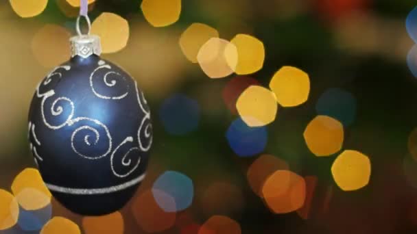 Weihnachtsblauer Ball bebt bei Bokeh. Titelbereich - Filmmaterial, Video