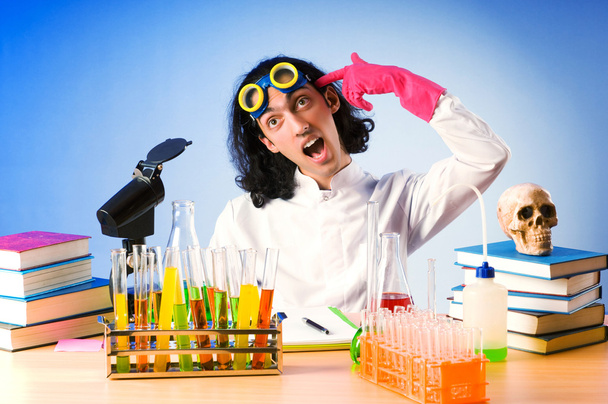 Chemicaliën in het lab experimenteren met oplossingen - Foto, afbeelding