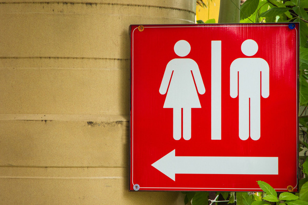 Rote Schilder weisen den Weg zur Toilette. - Foto, Bild