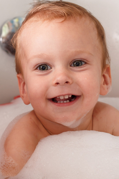 Gelukkig baby in badkamer schuim - Foto, afbeelding