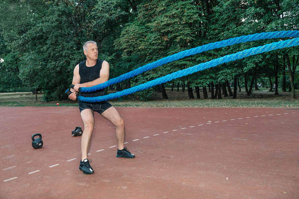 man doing crossfit training outdoor - Foto, afbeelding