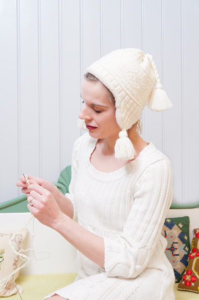 atraktivní mladá žena pletení zimní oblečení, portrét - Fotografie, Obrázek