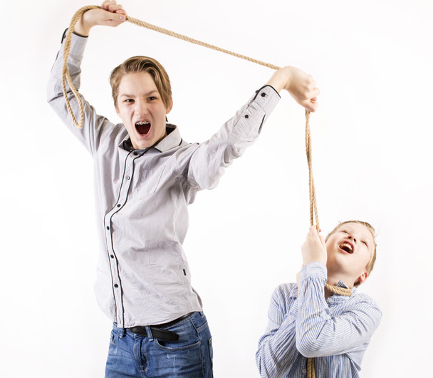 Jeune adolescent garçons combats et chocking avec une corde
. - Photo, image