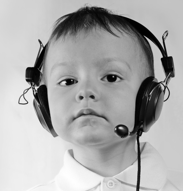 Niño pequeño con auriculares telefónicos
 - Foto, imagen