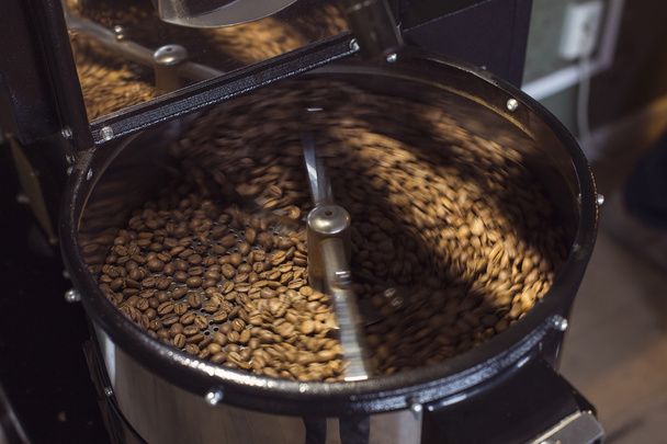 Koffiezetapparaat drogen van de koffie bonen - Foto, afbeelding