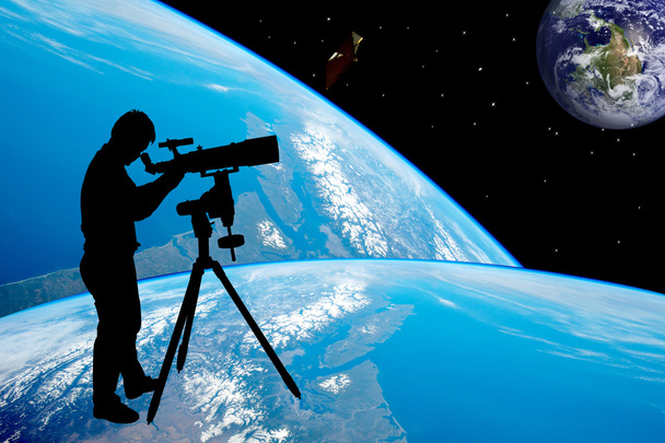 望遠鏡を通して見る若い男のシルエット - 写真・画像