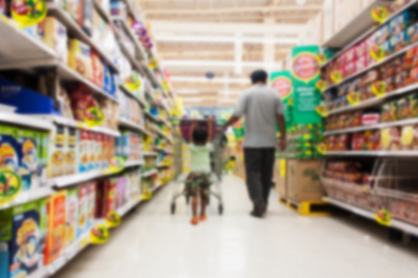 размытие отца и сына ходить по магазинам в супермаркете
 - Фото, изображение