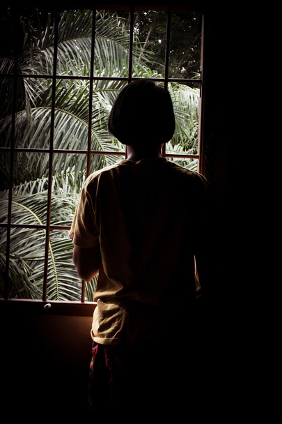 Nemocný chlapec stojí a drží digitální teploměr - Fotografie, Obrázek