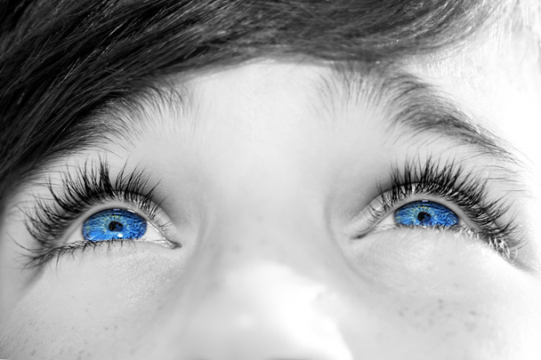 inzichtelijke blik blauwe ogen jongen - Foto, afbeelding