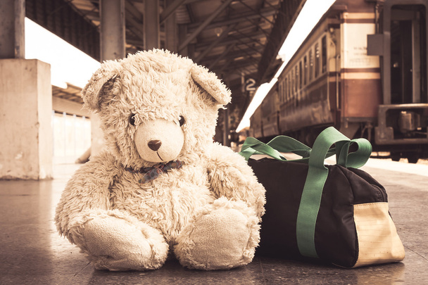 vintage tone, ursinho sentado sozinho na plataforma ferroviária
 - Foto, Imagem