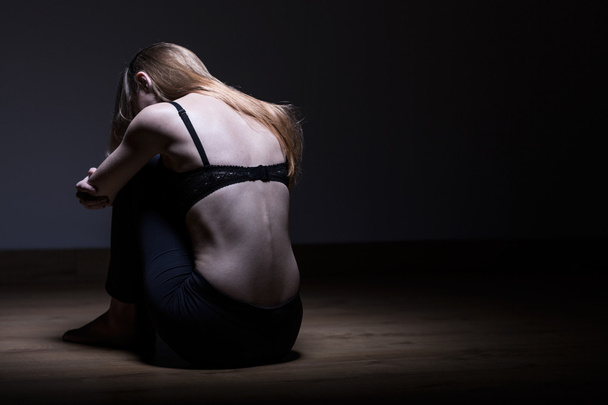 Згорнута дівчина з анорексією
 - Фото, зображення