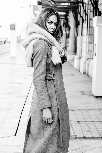 brunette girl posing in city - Foto, Imagem