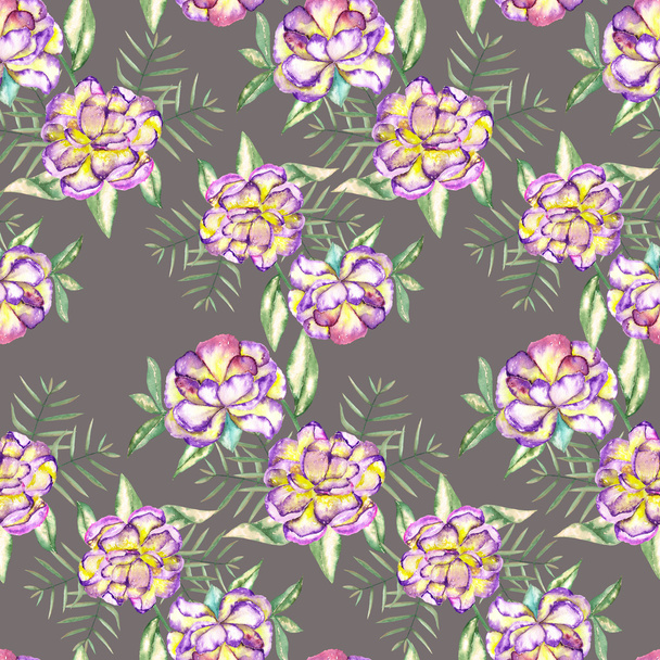 ein nahtloses florales Muster mit violetten und gelben exotischen Blüten und grünen Blättern - Foto, Bild