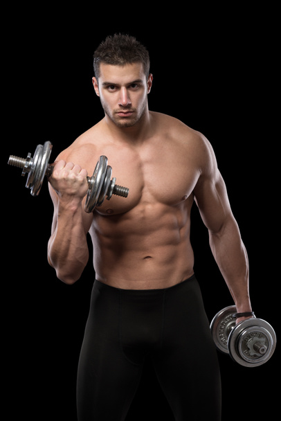 Los hombres musculares hacen ejercicio con pesas
. - Foto, imagen