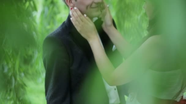 Gyönyörű fiatal esküvői pár - Felvétel, videó