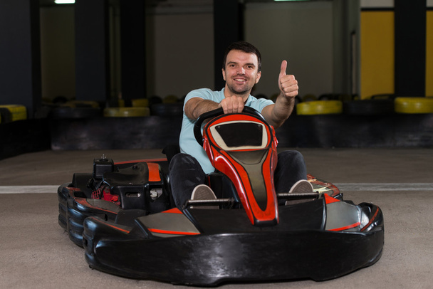 Man Showing Thumbs Up For Karting Race - Foto, Imagen