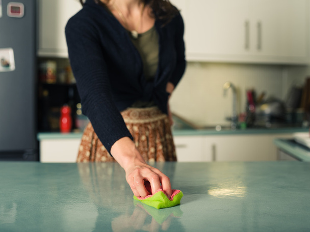 Young woman cleaning her kitchen - Valokuva, kuva