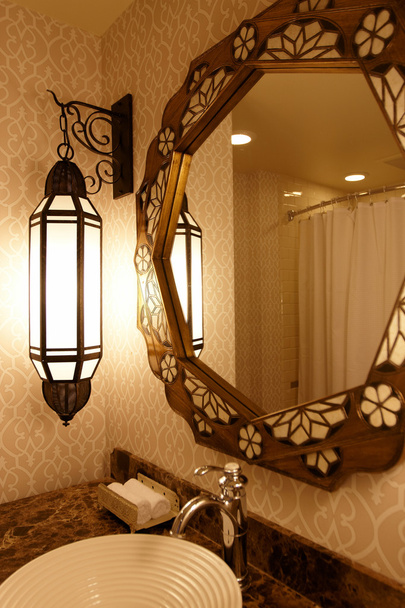 Uno specchio in bagno
 - Foto, immagini