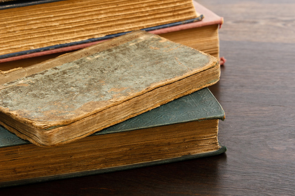 Stapel antiker zerfledderter Bücher - Foto, Bild