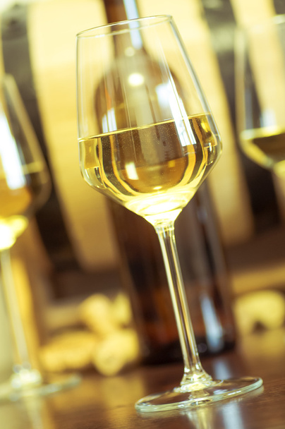 Wineglass λευκό κρασί μπροστά από το μπουκάλι  - Φωτογραφία, εικόνα