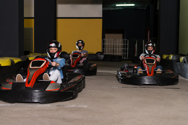 People Is Driving Go-Kart With Speed In Karting - Foto, immagini