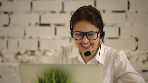 positive girl working in the call center - Imágenes, Vídeo