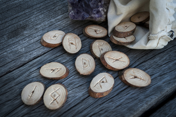 rune di legno fatte a mano
 - Foto, immagini