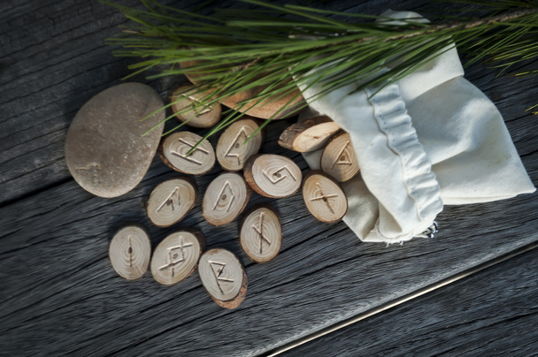 runas de madera hechas a mano
 - Foto, Imagen