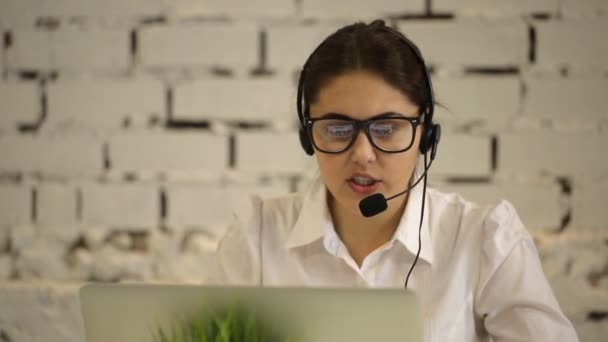 positive girl working in the call center - Кадры, видео