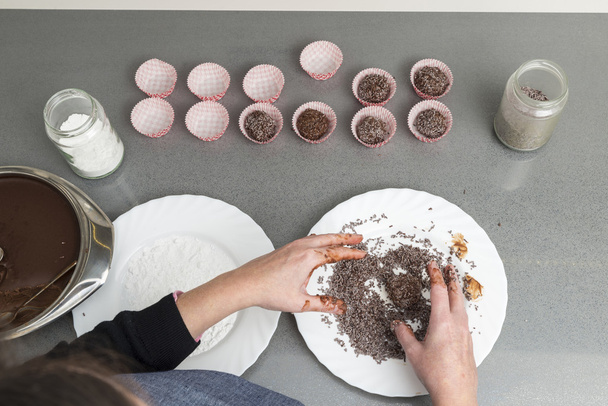 Femme préparant des truffes au chocolat
 - Photo, image
