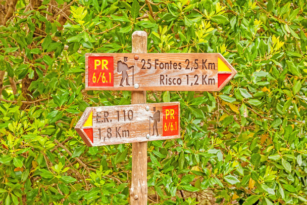 Beroemde wandeling trail genaamd 25 Fontes - wegwijzer tonen de weg - Foto, afbeelding