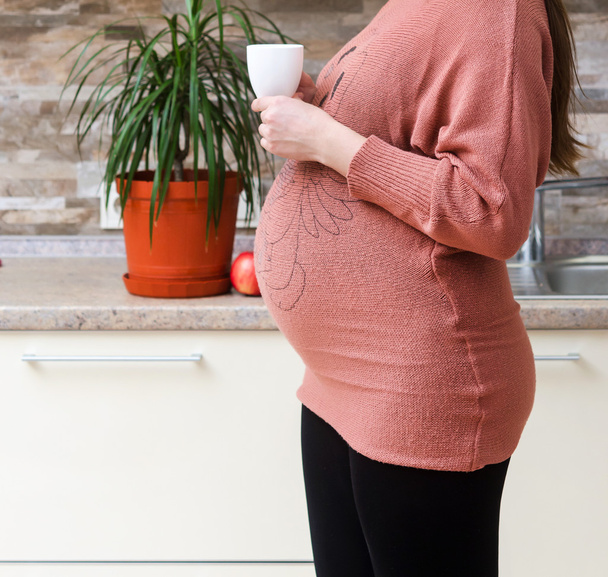 Pregnant woman drink tea - Fotó, kép