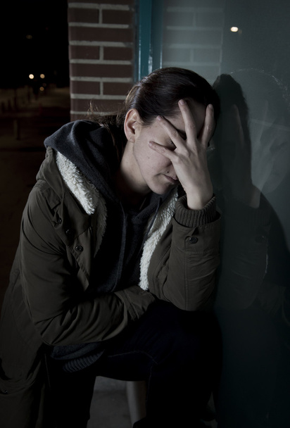  mujer triste sola apoyada en la ventana de la calle por la noche sufriendo depresión llorando de dolor
 - Foto, Imagen