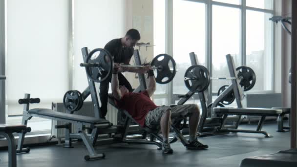 Der Bodybuilder trainiert mit der Stange - Filmmaterial, Video