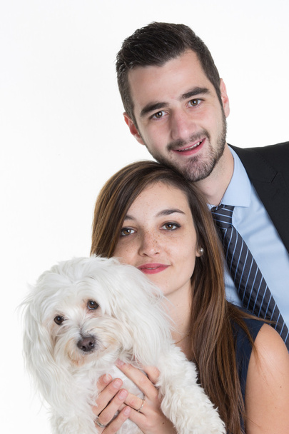 giovane coppia felice con cane maltese su bianco
 - Foto, immagini