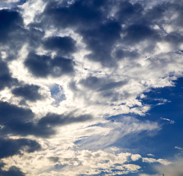 Busto içinde varese soyut ckoudy gökyüzü ve güneş ışını - Fotoğraf, Görsel